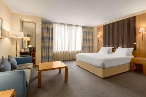 根特NH根特贝尔福特酒店的酒店客房,配有床和沙发