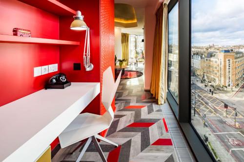 伦敦nhow London的一条带白色书桌和红色墙壁的楼梯