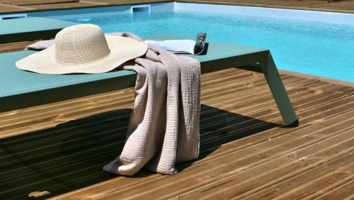 OlmicciaA Machja的池畔桌子上的帽子和毛巾