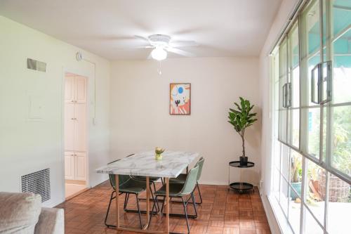 洛杉矶Los Angeles Miracle Mile Spacious 2BR Townhouse的一间带桌椅的用餐室