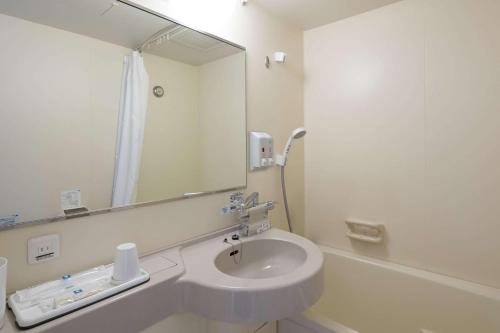 山形市山形舒适酒店的白色的浴室设有水槽和镜子