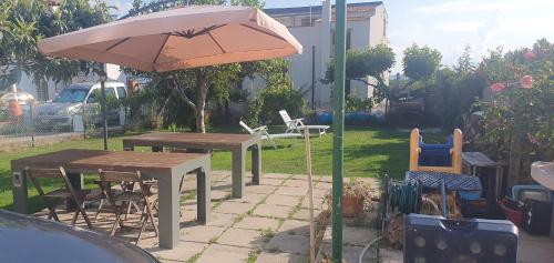 泰尔莫利Simpatico appartamento autonomo sul mare的后院的一把遮阳伞和桌椅