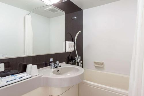 刈谷市刈谷舒适酒店的一间带水槽和镜子的浴室