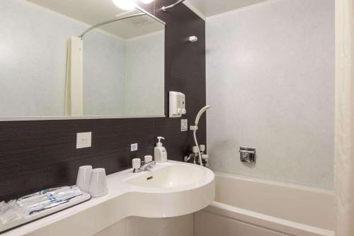 北上市北上康福特因酒店的浴室设有白色水槽和镜子
