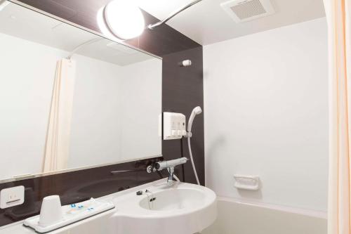 和歌山和歌山康福特茵酒店的一间带水槽和镜子的浴室
