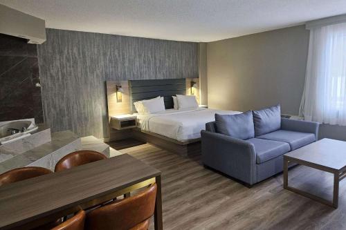 Ville Saint LaurentRadisson Hotel Montreal Airport的酒店客房,配有床和沙发