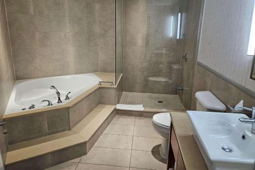 Ville Saint LaurentRadisson Hotel Montreal Airport的带浴缸、卫生间和盥洗盆的浴室