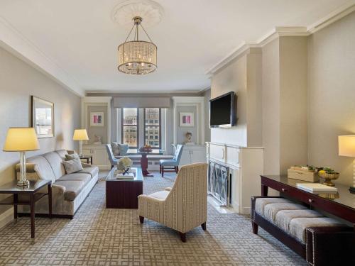 波士顿费尔蒙科普利广场酒店的带沙发和电视的客厅