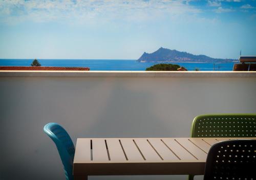 圣玛丽亚纳瓦雷Resort Beach Cala Goloritzè的一张桌子和椅子,享有海景