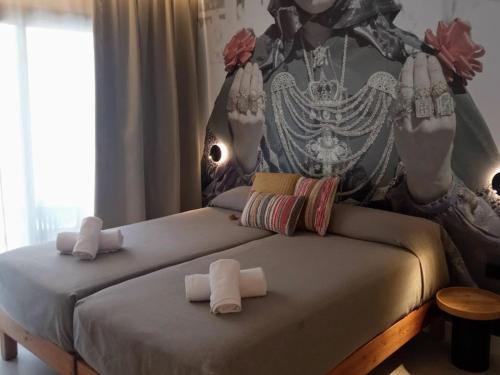 圣安东尼奥奥维公寓酒店的卧室内的两张床,配有毛巾