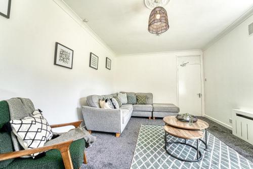 基德明斯特Guest Homes - Chester House Retreat的客厅配有沙发和桌子
