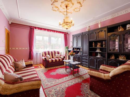 鲍洛通塞迈什Apartment Casablanca 1 by Interhome的客厅配有两张沙发和一个吊灯。