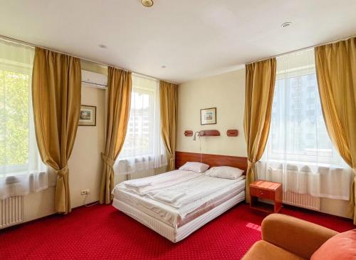 华沙Fry House的一间卧室设有一张床和两个窗户。