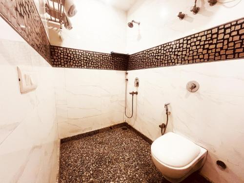 新德里Hotel Lagoona and Banquet Hall的一间带卫生间和淋浴的浴室