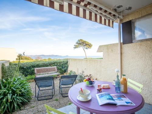 圣艾格夫Apartment Les Louvans-6 by Interhome的美景庭院里的紫色桌子和椅子