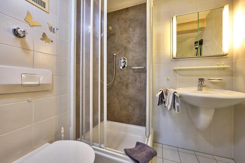 奥巴拉马高安东尼酒店的带淋浴、盥洗盆和卫生间的浴室