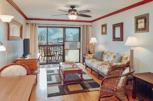 利胡埃Banyan Harbor Resort的客厅配有沙发和桌子