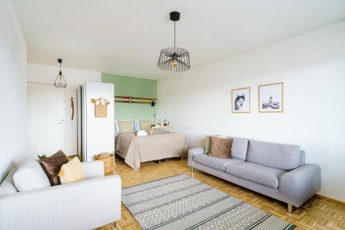 罗瓦涅米Hygge Home in Rovaniemi, free parking and Netflix的客厅配有沙发和1张床