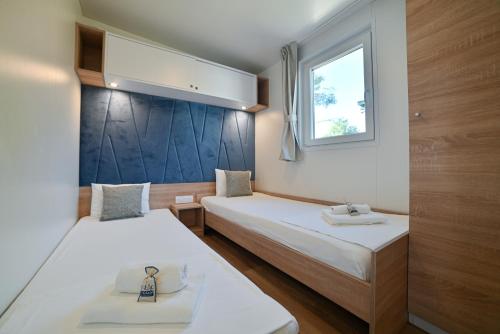 特罗吉尔Kamp Rožac的小型客房 - 带2张床和窗户