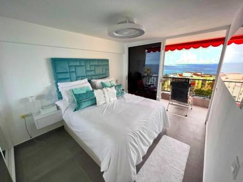洛斯克里斯蒂亚诺斯Los Cristianos Apartamento cerca de la playa CH94的一间带大床的卧室和一个阳台