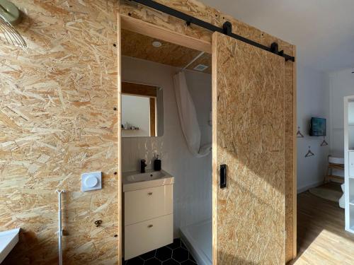 勒蒙多尔Studio design Bleu Alpin的带淋浴的浴室(带石墙)