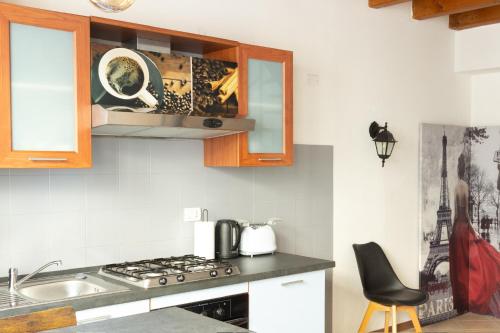 维罗纳Verona Nest的厨房配有水槽和炉灶 顶部烤箱
