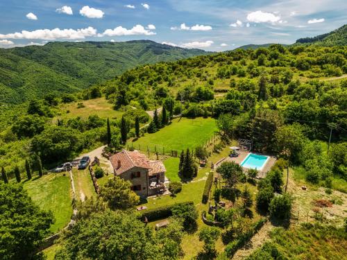 科尔托纳Casale Cantalena的享有山景的房屋的空中景致