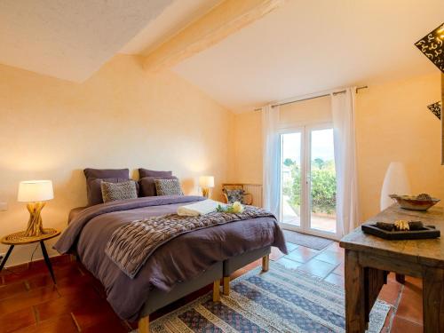圣艾格夫Holiday Home Les Rêves Bleus by Interhome的一间卧室设有一张床和一个大窗户