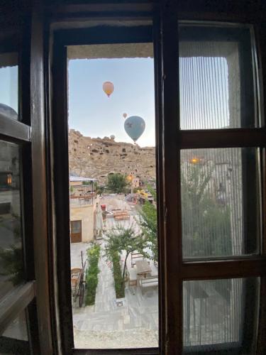 格雷梅Cappadocia Fairy Tale Suites的享有热气球景致的窗户