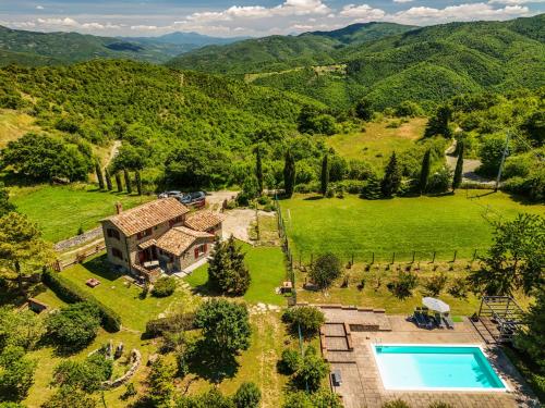 科尔托纳Casale Cantalena的享有带游泳池的庄园的空中景致