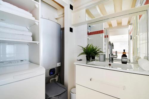 巴黎GemBnB Luxury Apartments - Temple的白色的浴室设有水槽和镜子