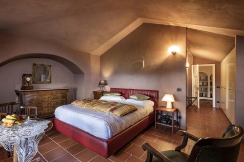 Albaretto Della Torre Villa Moglietta的卧室配有一张床和一张桌子及椅子