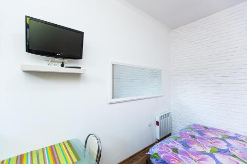 利沃夫Файна смарт-квартира біля ЖД вокзалу на Городоцькій 143的白色客房,配有电视和床