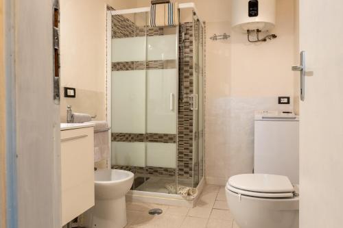 布奇内La casina di Tina的一间带卫生间和玻璃淋浴间的浴室