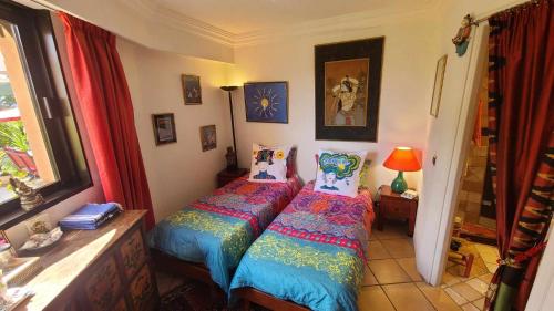 曼德琉-拉纳普勒Babou的一间卧室设有两张床和窗户。