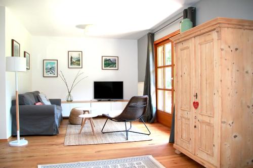 奥巴拉马高Ferienwohnung Oberammergau的带沙发和电视的客厅