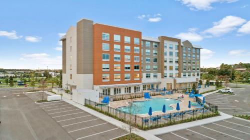奥兰多Holiday Inn Express & Suites Orlando- Lake Buena Vista, an IHG Hotel的公寓大楼前方设有游泳池