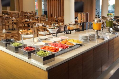 提华纳假日酒店里约提华纳店的包含不同食物的自助餐