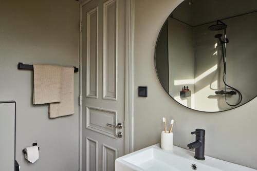 汉堡stilwerk Strandhotel Blankenese的一间带水槽和镜子的浴室