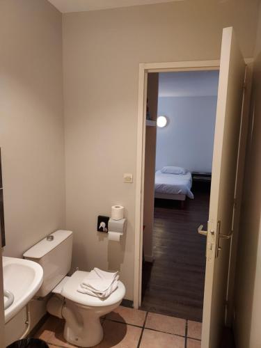 贝桑于潘港艾森豪威尔酒店（前国王酒店）的一间带卫生间、水槽和床的浴室