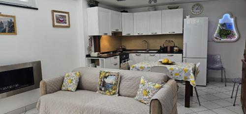 卡普里LA Giulia的带沙发的客厅和厨房