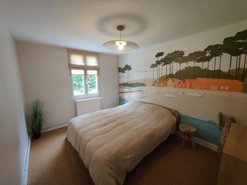 MarckHemmes Kiteland Beach House的一间卧室设有一张大床和一个窗户。