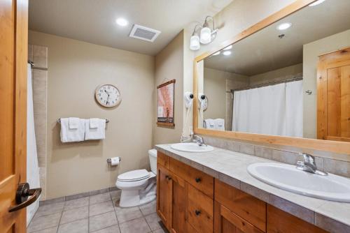 白鱼镇Morning Eagle 207的一间带水槽、卫生间和镜子的浴室