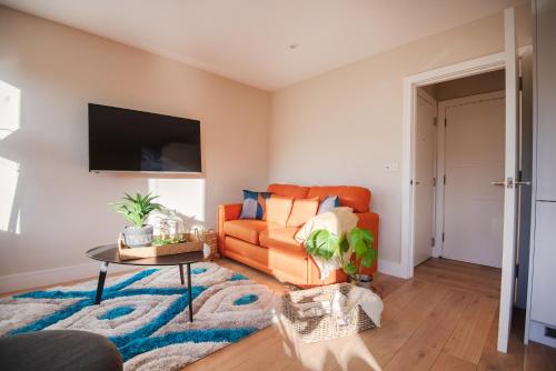 巴斯Dream Stays Bath - John Street的客厅配有橙色沙发和桌子