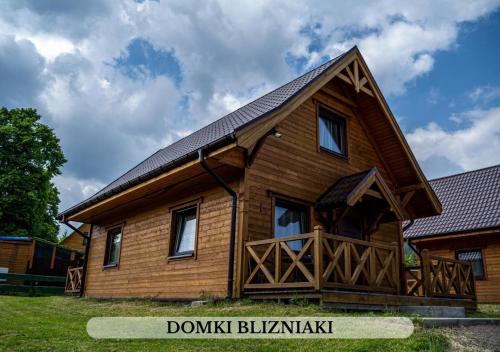 卡尔洛夫Michałówka Pokoje i Domki的一间木房子,设有 ⁇ 盖屋顶