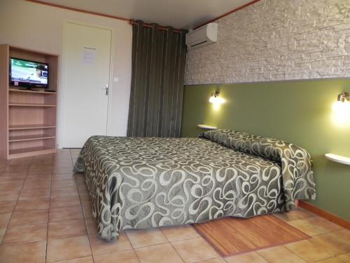 乌尔坦皮斯酒店的酒店客房,配有床和电视