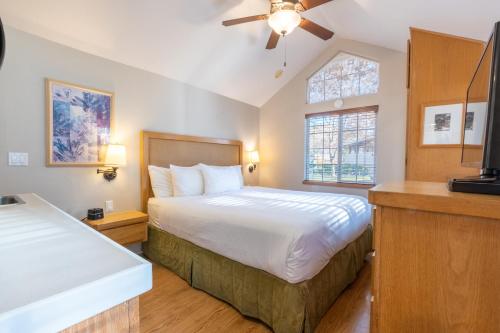 纳帕柏银特河畔纳帕山谷度假酒店的一间卧室配有一张床和一台平面电视