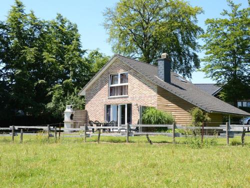 索尔布罗特Picture perfect Holiday Home in Sourbrodt with Garden BBQ的前面有栅栏的砖房