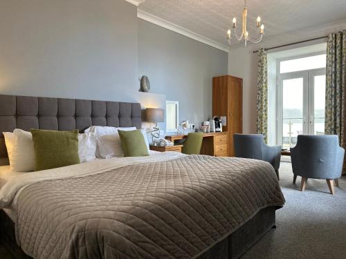 卡迪根悬崖酒店& Spa的一间卧室设有一张大床和大窗户