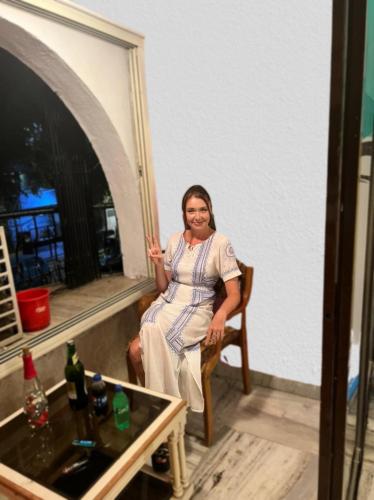 孟买Krazy Solo Hostel的坐在镜子前椅子上的女人